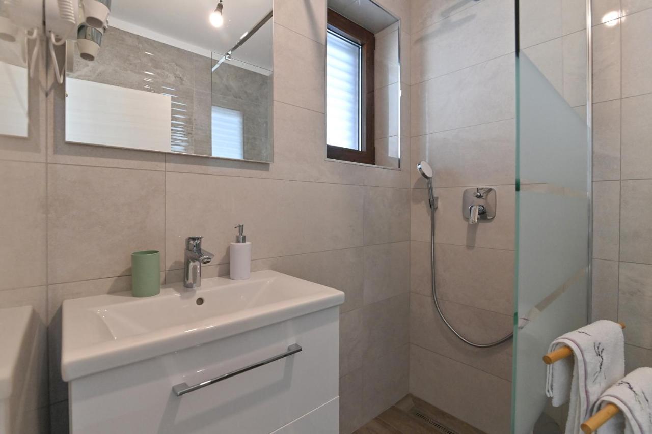 Rooms & Apartments Jadranka บัชกา ภายนอก รูปภาพ