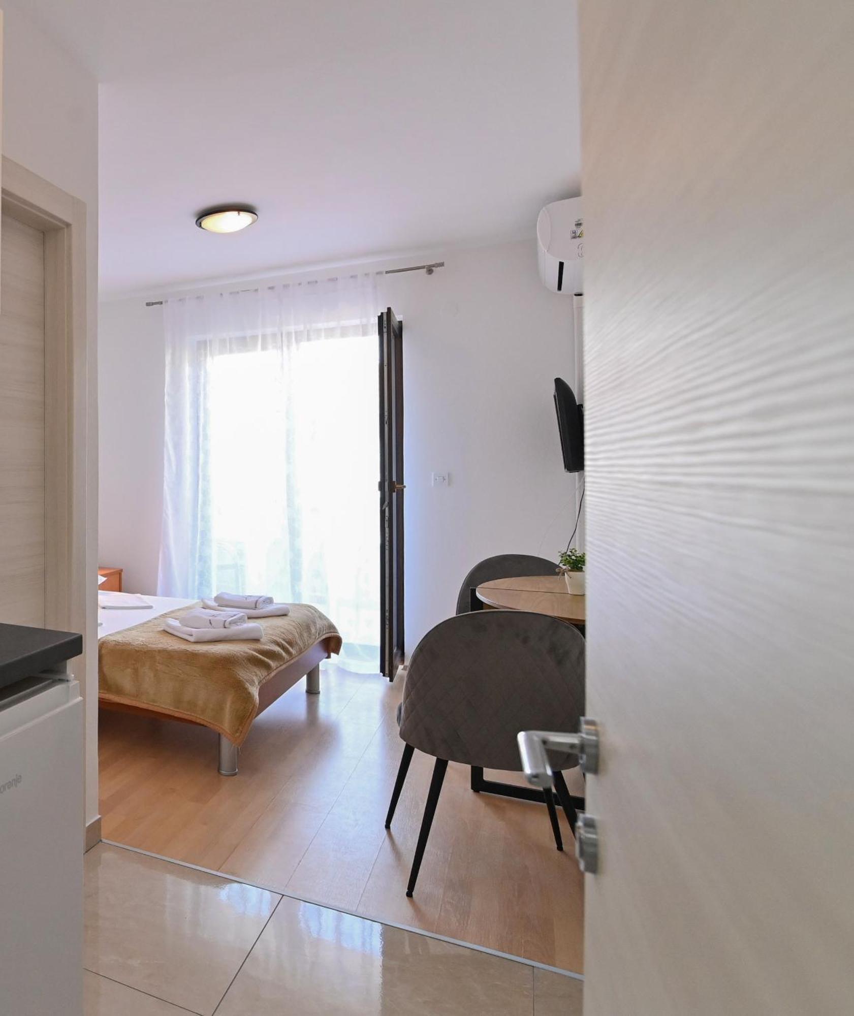Rooms & Apartments Jadranka บัชกา ภายนอก รูปภาพ